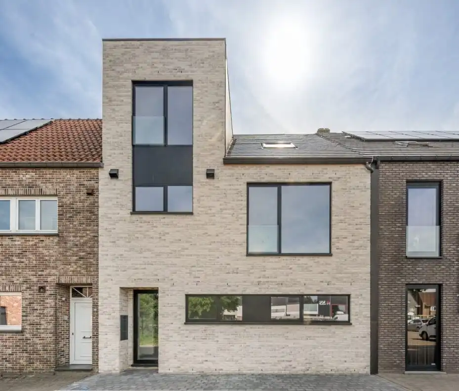 TE KOOP – Ruim nieuwbouw gelijkvloers appartement met tuin en garage in het centrum van Helchteren foto {{pictureIndex}}