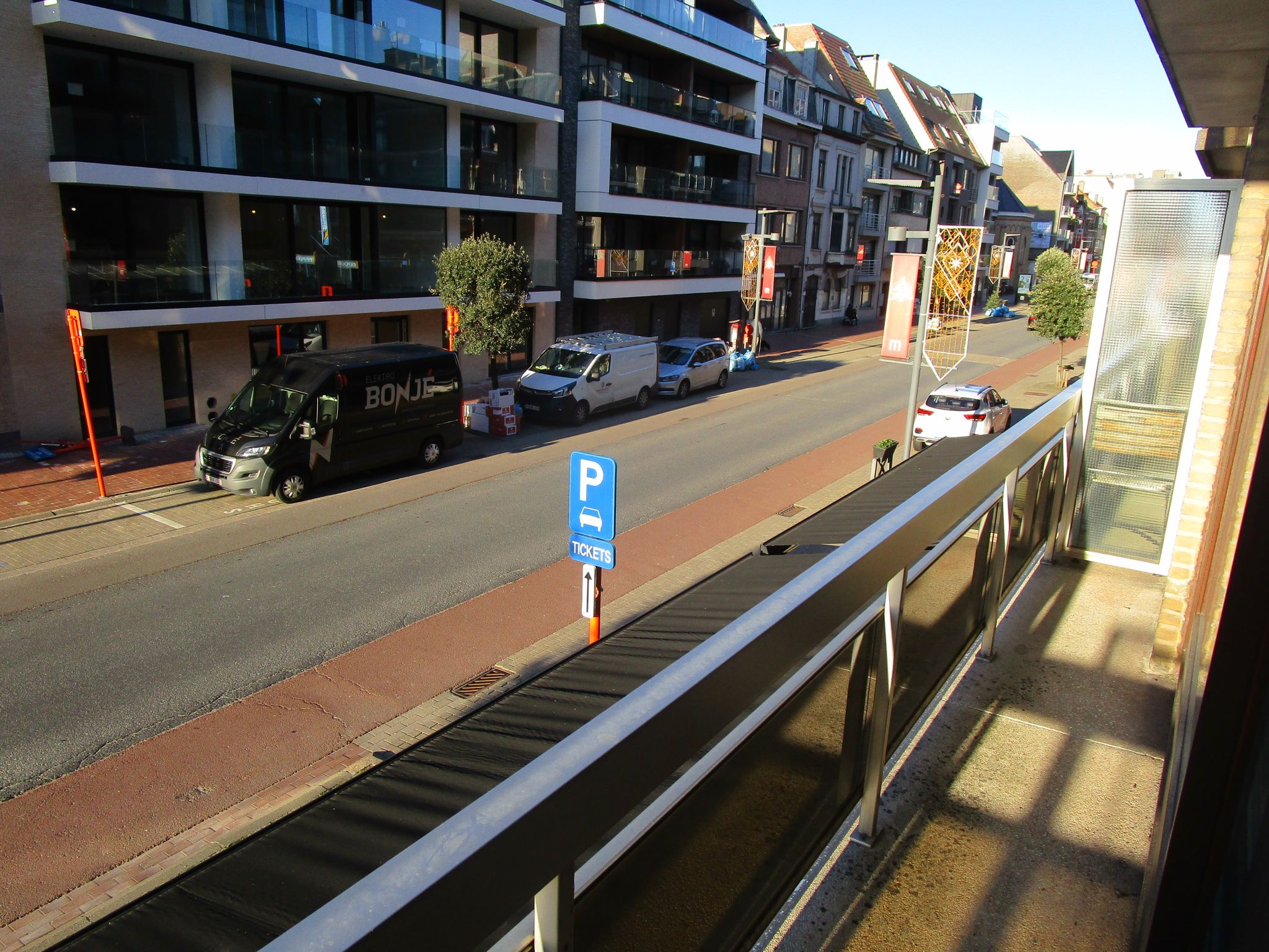 Ruim ongemeubeld appartement met 2 slaapkamers in volle centrum met breed zongericht balkon aan de woonkamer. foto 2