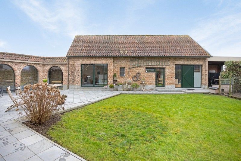 Unieke woning in hoevestijl met tal van mogelijkheden foto {{pictureIndex}}