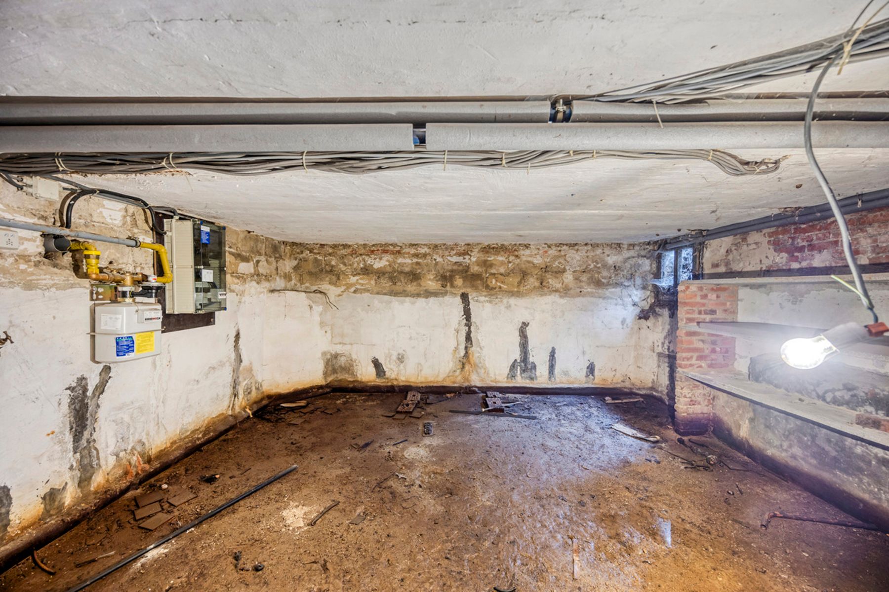 Ruim renovatieproject (226m²) met tuin aan kanaal foto 28