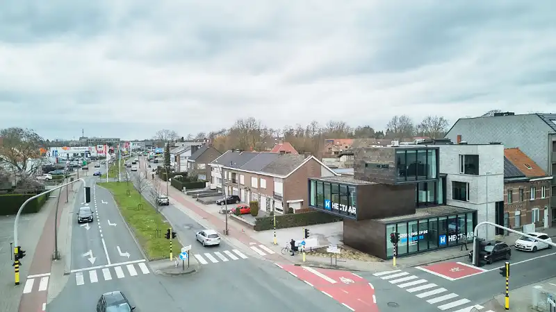 Uniek kantoorgebouw te huur langs de Westlaan te Roeselare foto 2