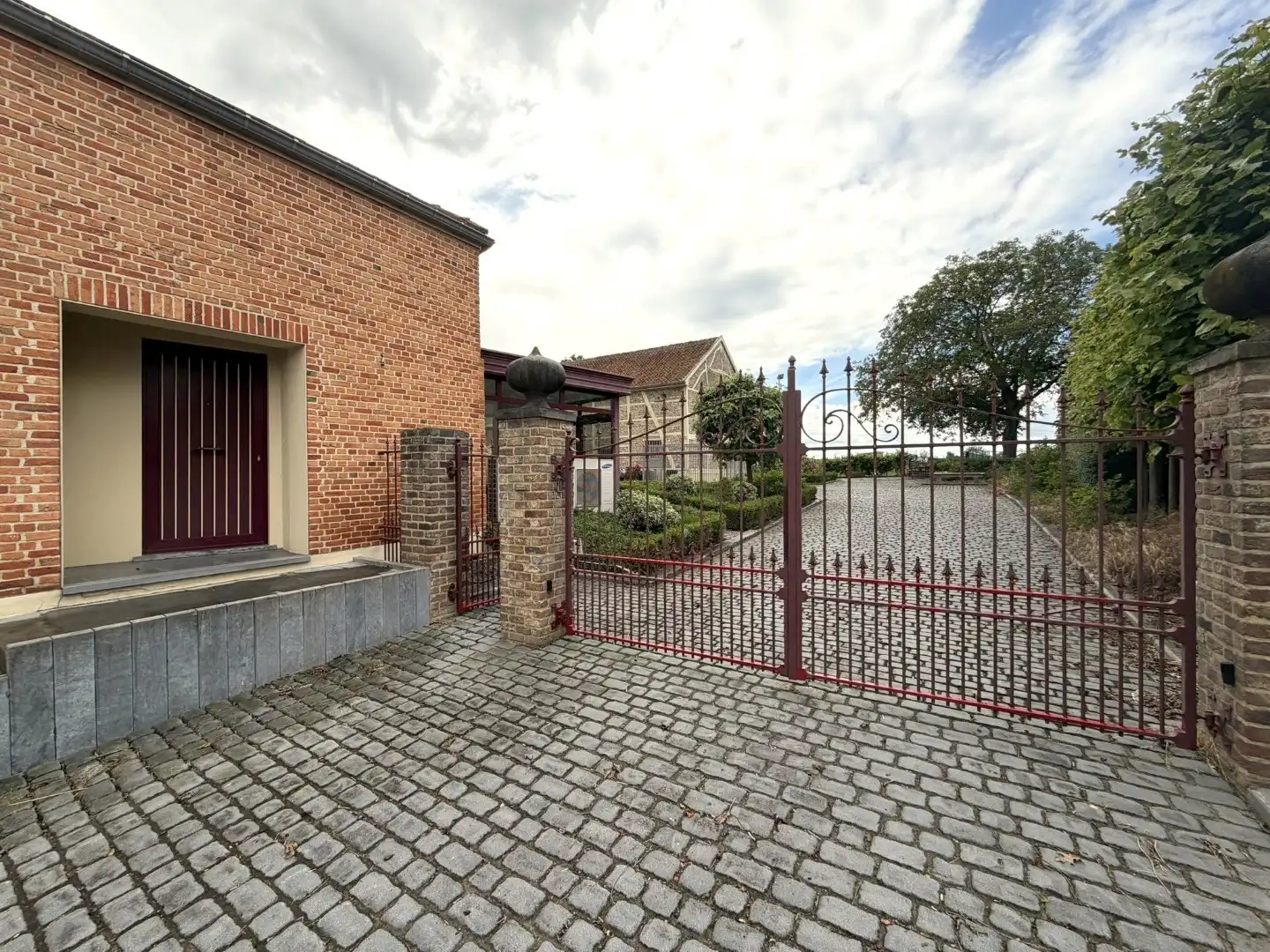 Bijzonder charmante benedenwoonst met 1 slaapkamer, veranda, terras en twee autostandplaatsen foto 7