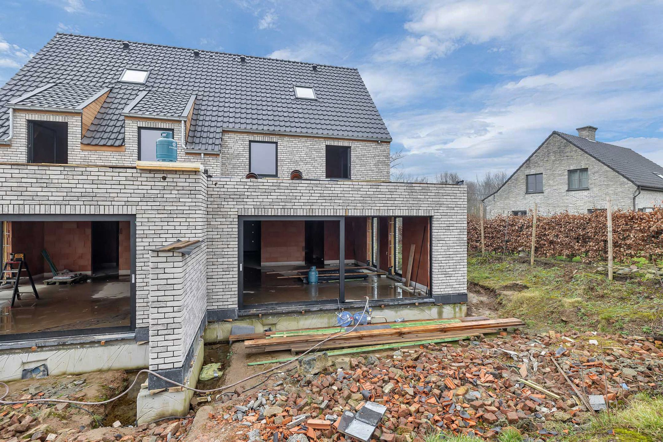 Halfopen nieuwbouwwoning op een prachtig perceel foto 5