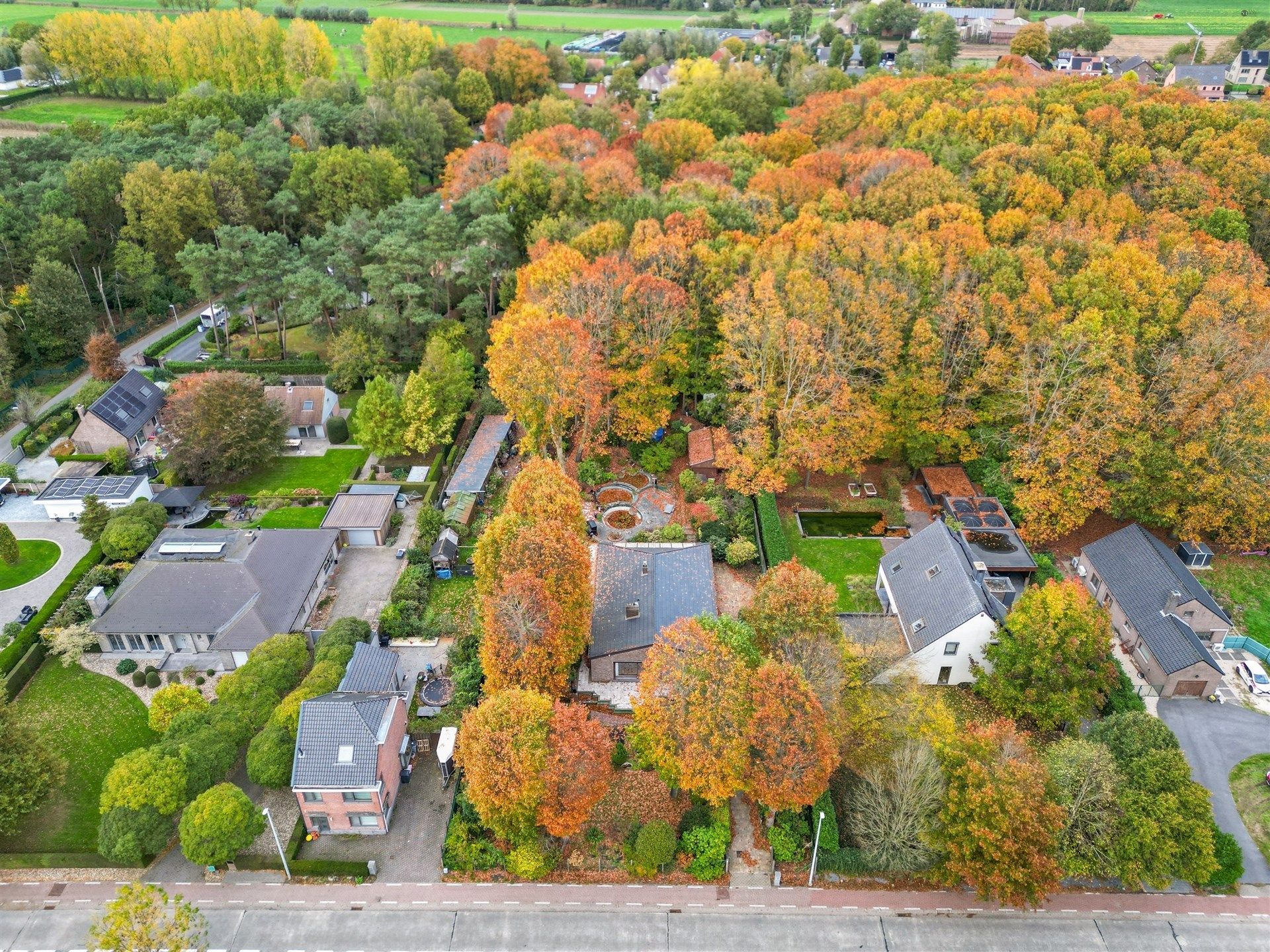 Gunstig gelegen open bebouwing met mooie tuin op een perceel van 2.212 m² foto {{pictureIndex}}
