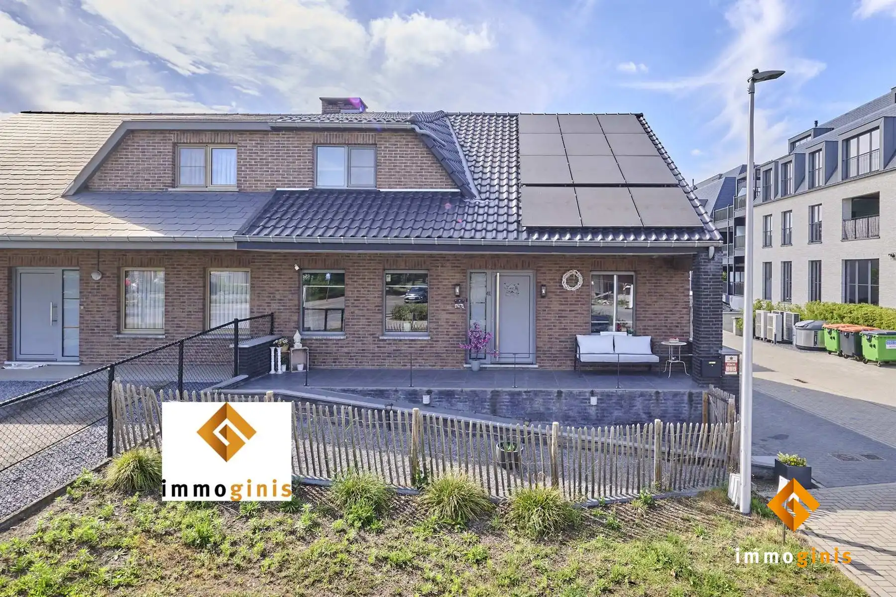 Gerenoveerde woning met 3 ruime slaapkamers, op een prachtige locatie vlakbij het centrum van Bocholt. foto {{pictureIndex}}