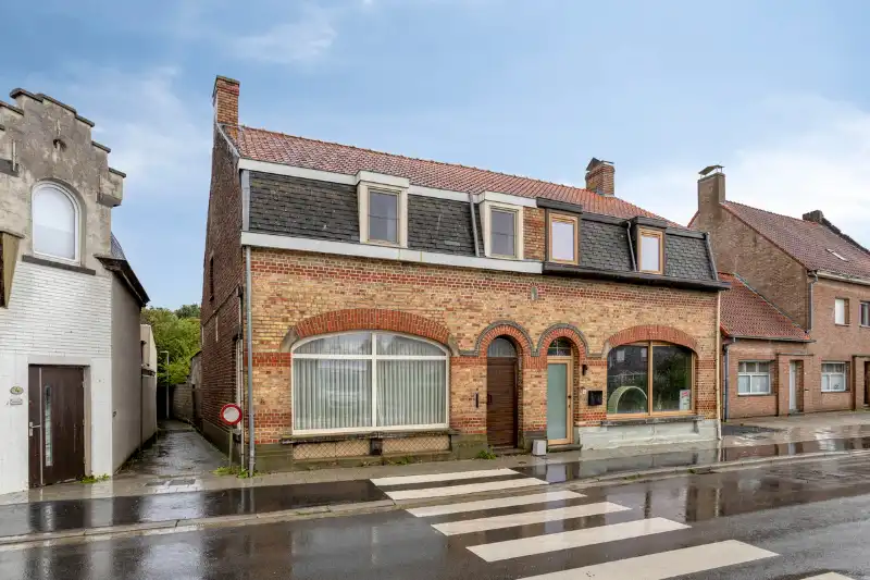 Hoofdfoto van de publicatie: Karaktervolle halfopen woning met tuin en garage in Vinkt