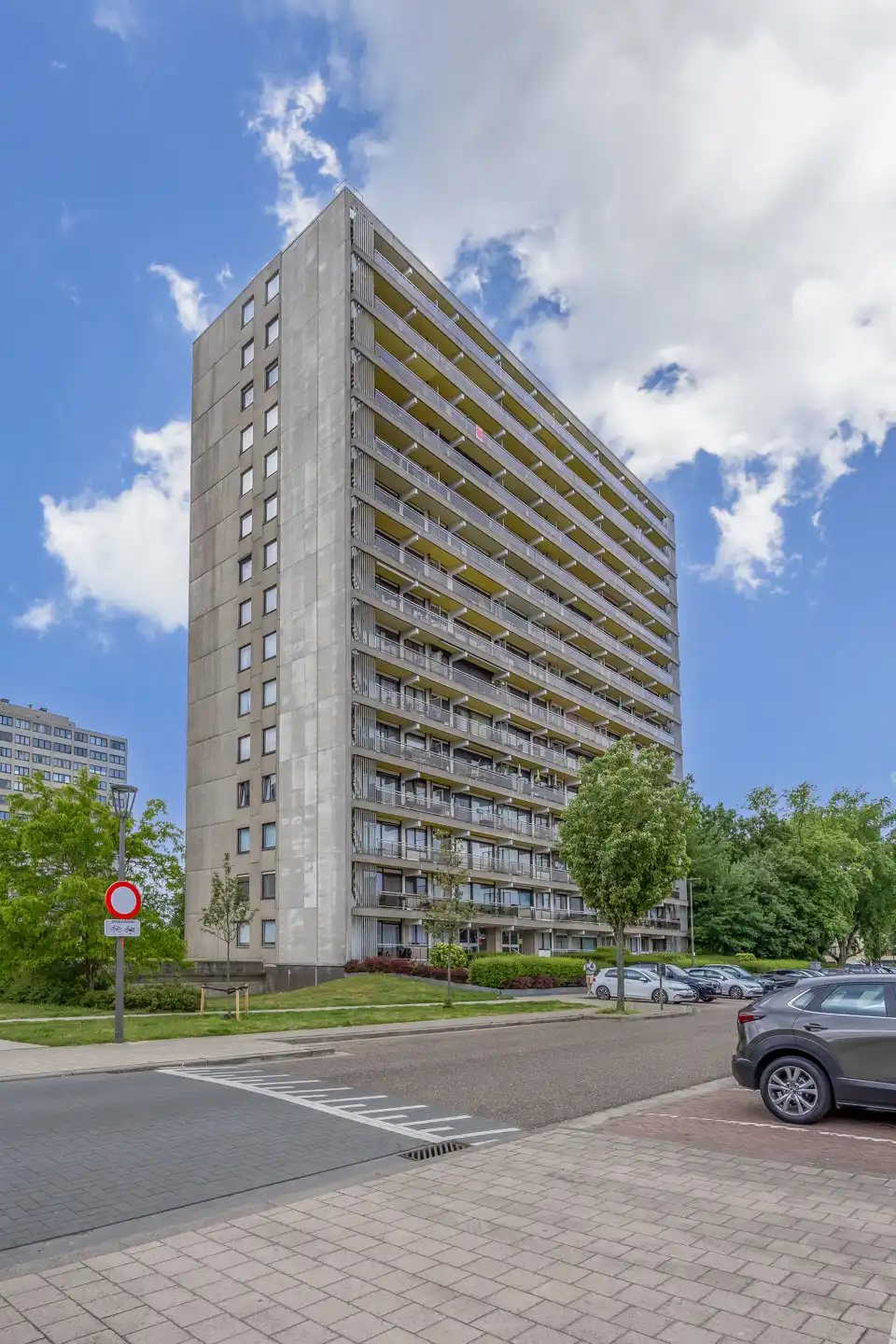 Mooi verzorgd appartement op 12de verdieping  met prachtig zicht, 2 slaapkamers en ondergrondse staanplaats foto 2