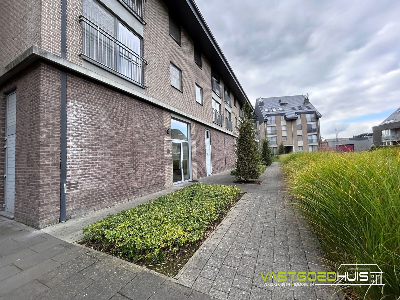 Instapklaar tweeslaapkamerappartement met terras en garage foto 4