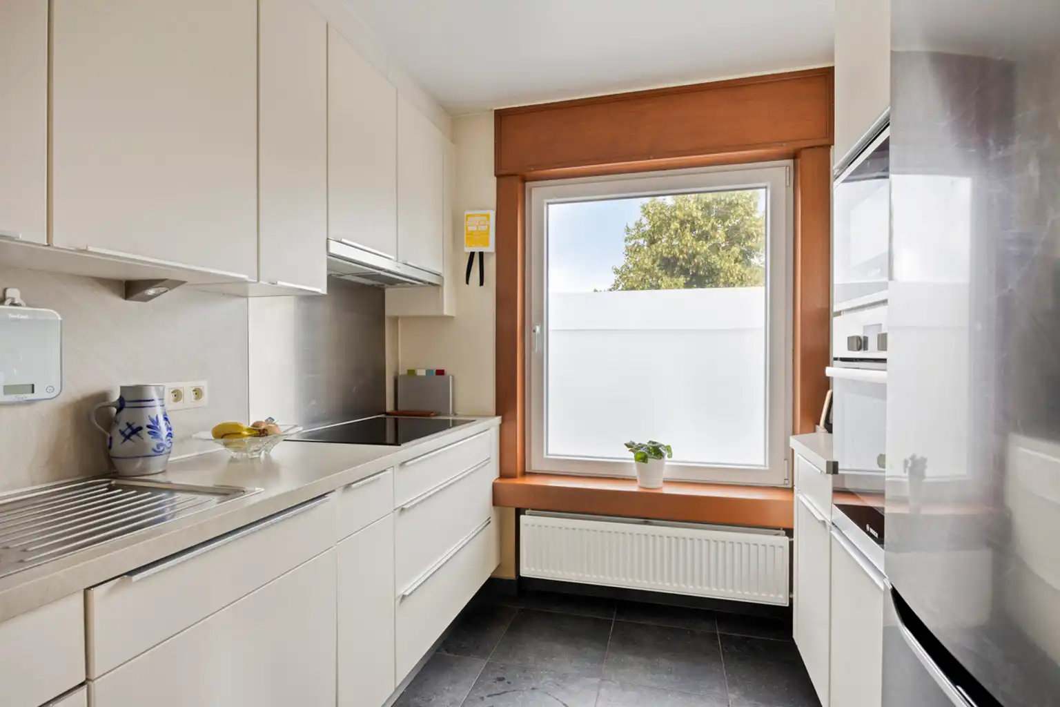 Instapklare woning met 4 slaapkamers, tuin & 2 garages foto 11
