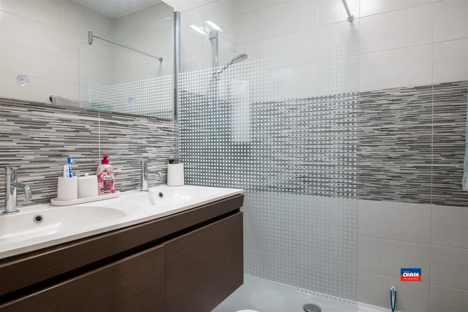 Instapklaar, recente appartement met 2 slaapkamers & terras op de eerste verdieping foto 10