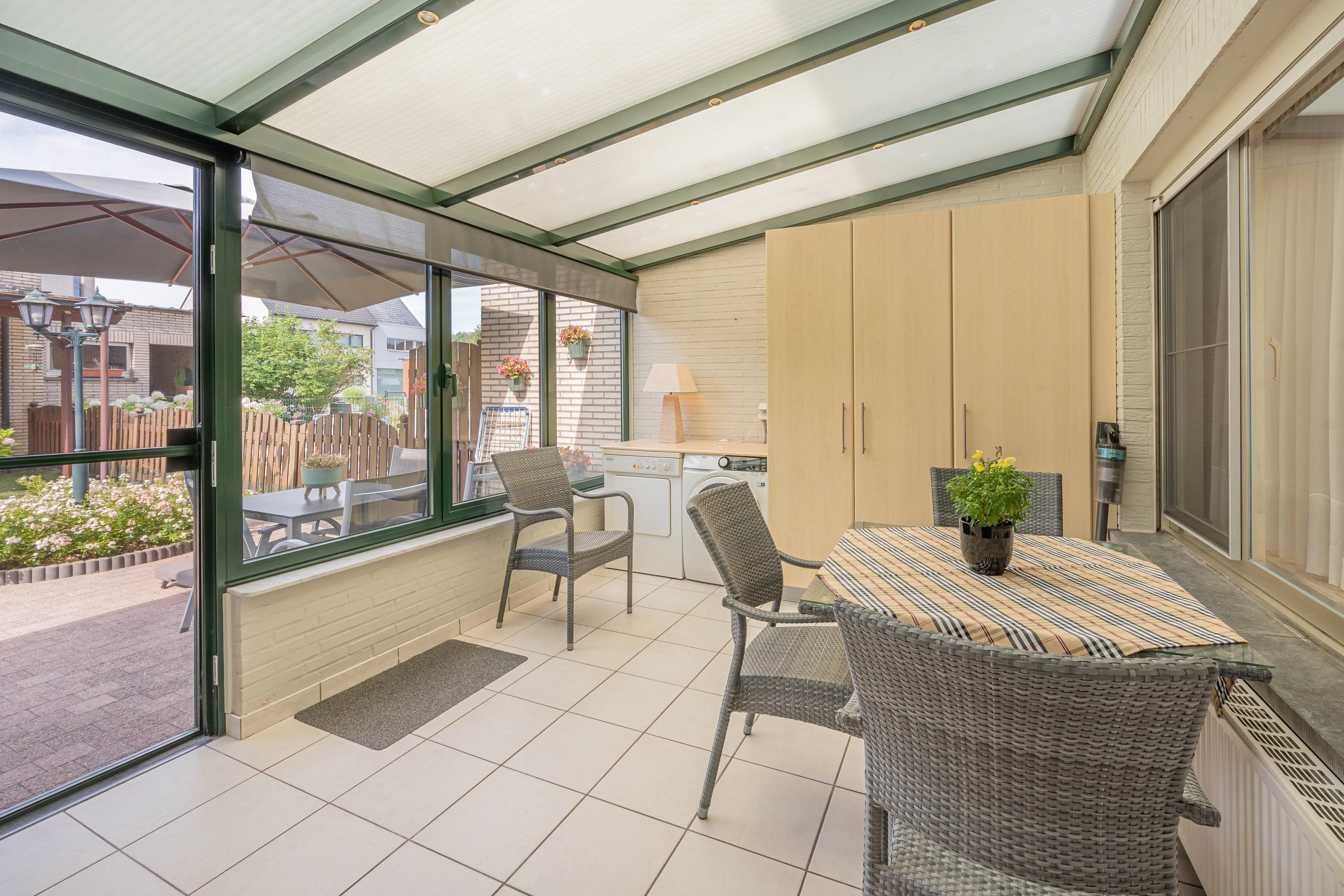 Kwalitatieve woning met 3 autostaanplaatsen in de garage! foto 9