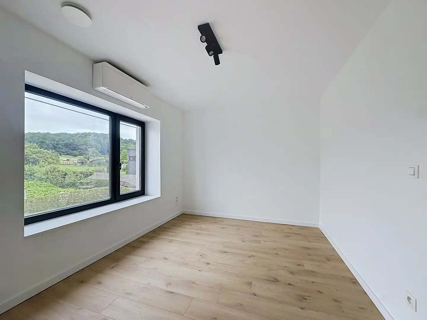 Instapklare vernieuwbouwwoning in het mooie Wezemaal foto 12