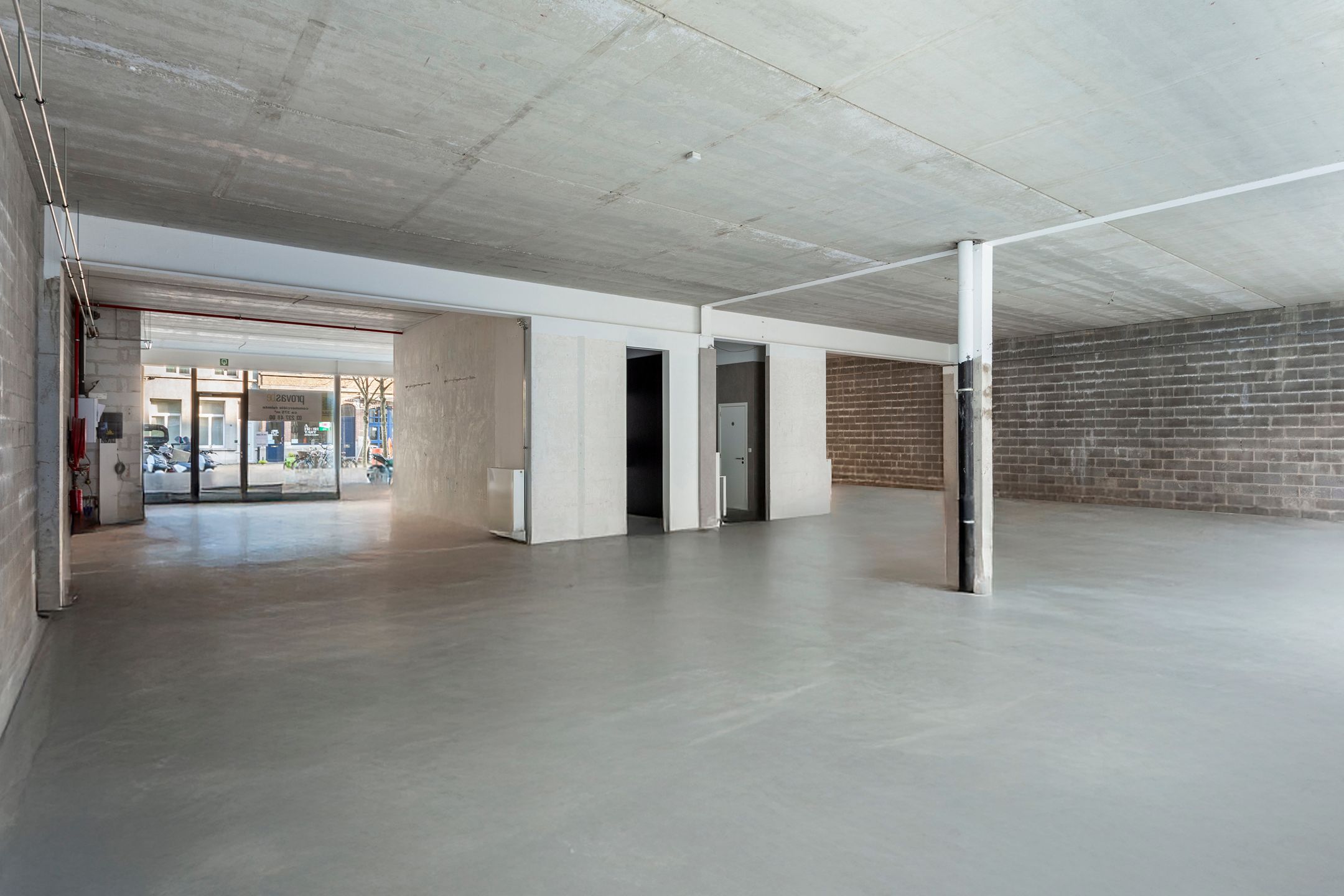 polyvalente handelsruimte ca 375 m² aan het Willemdok foto 3