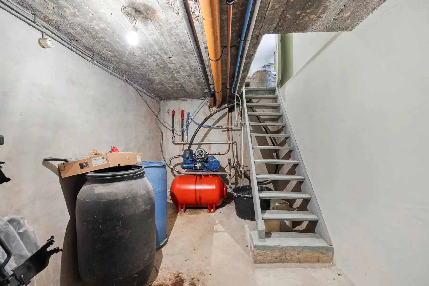 Landelijk pand met loodsen op meer dan 1 hectare grond foto 15