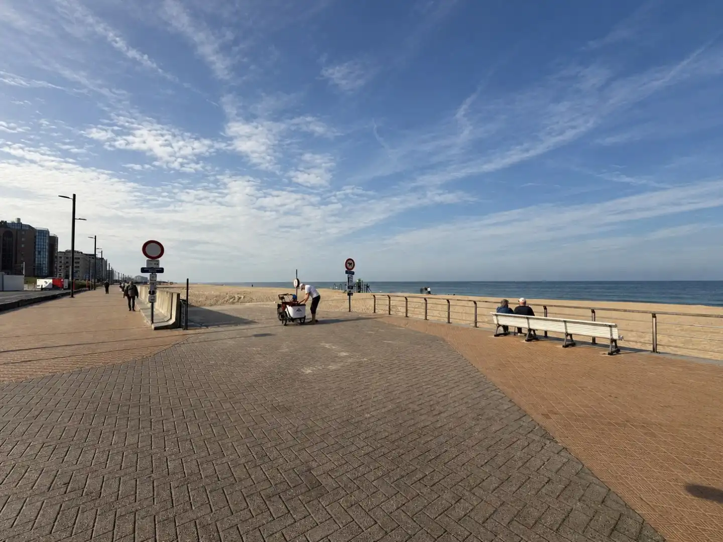 Ruime garagebox op toplocatie nabij de zeedijk in Oostende-Mariakerke! foto 8