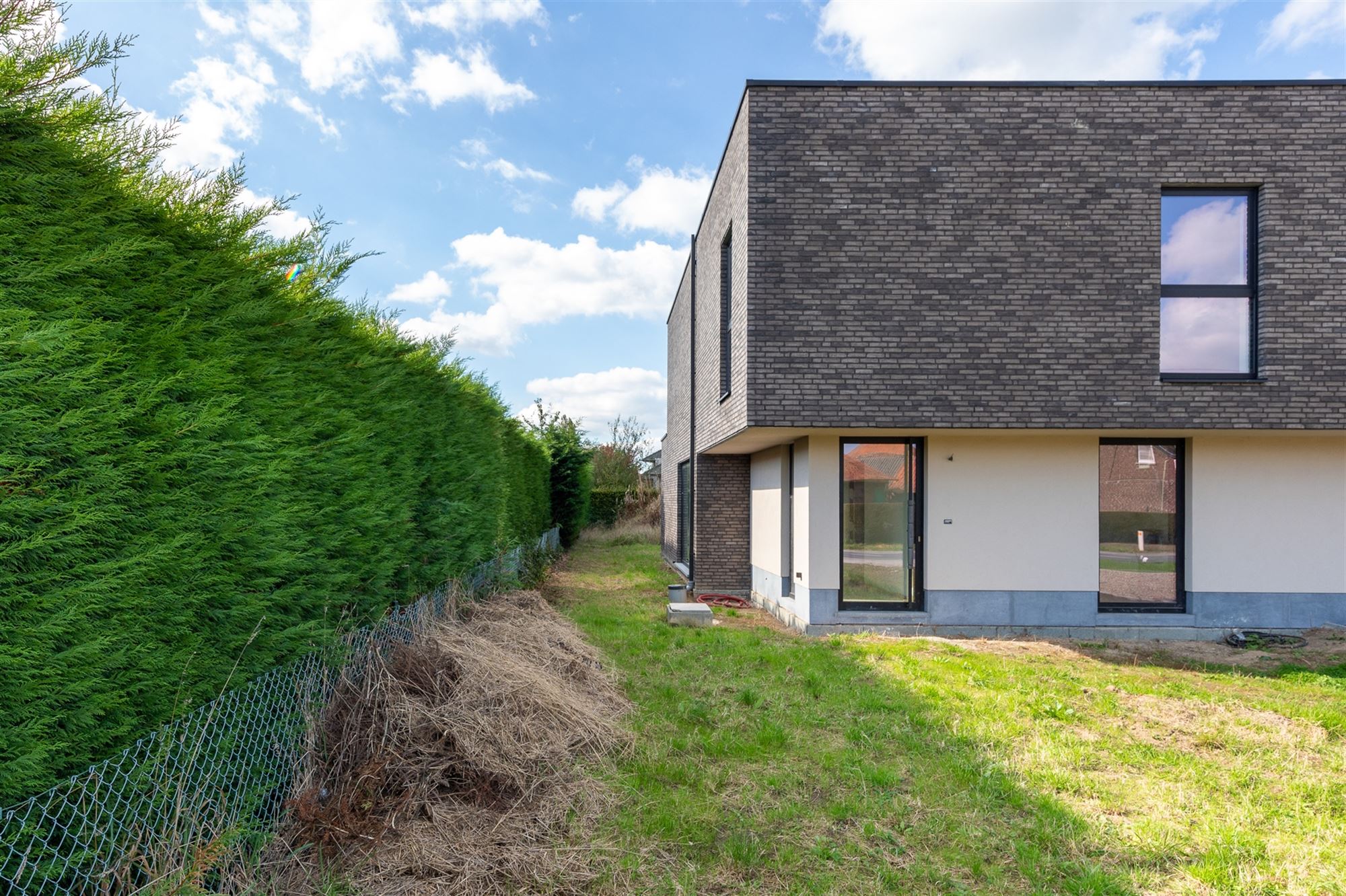 Gunstig gelegen nieuwbouwwoning met 4 slks en bureau foto 2