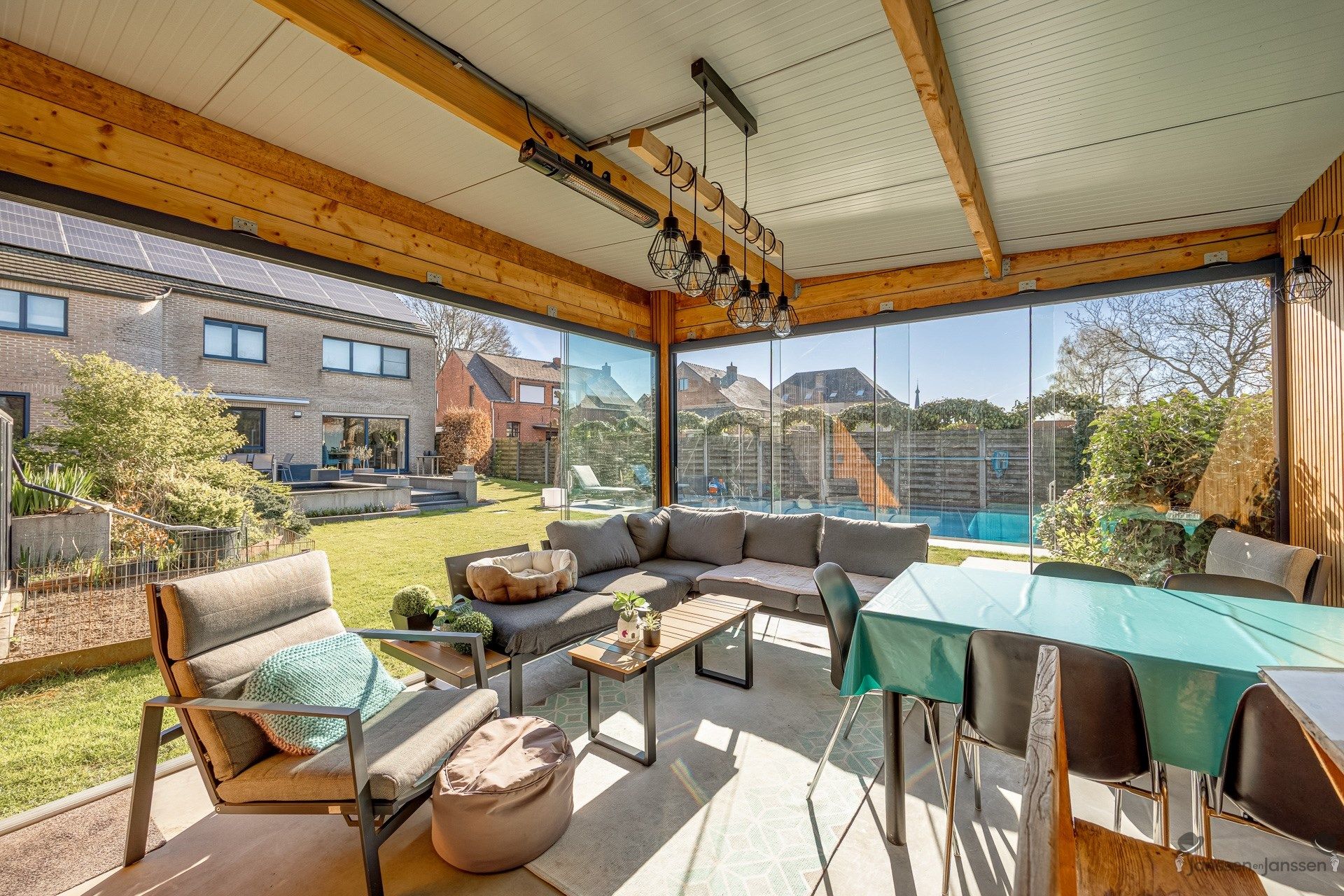 Ruime woning met vijf slaapkamers, vijver en zwembad op 977 m². foto 5