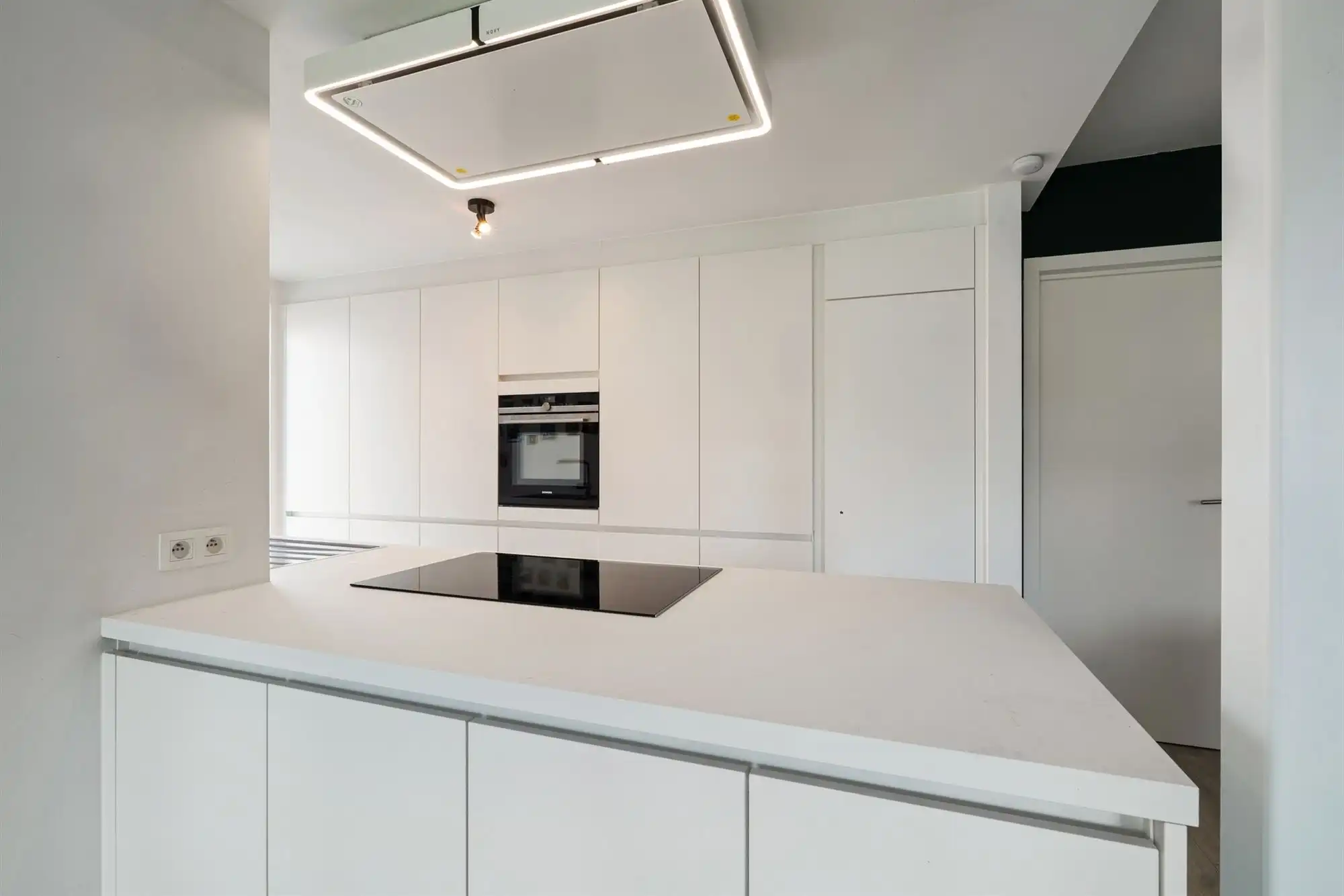Mooi strak gelijkvloers appartement met 3 slaapkamers, tuin, inclusief garage en carport, EPC A foto 2