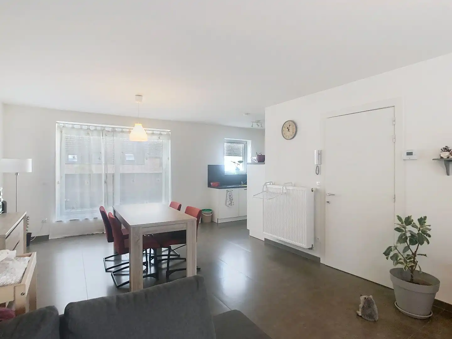 Zeer verzorgd duplex-appartement in centrum Westrozebeke, met tuintje, terras en carport foto 3