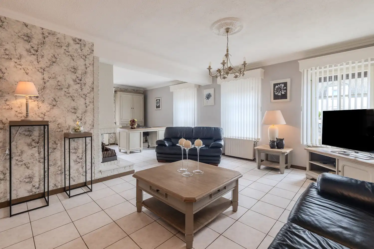 Instapklare woning met drie slaapkamers, ruime tuin en twee garageboxen in hartje Rekem! foto 9