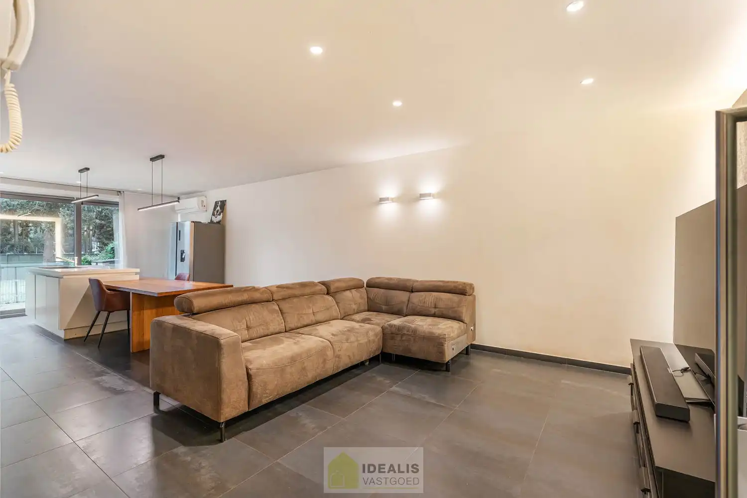 Idealis Vastgoed – Ruim op te frissen gelijkvloers appartement met 3 slaapkamers foto 8