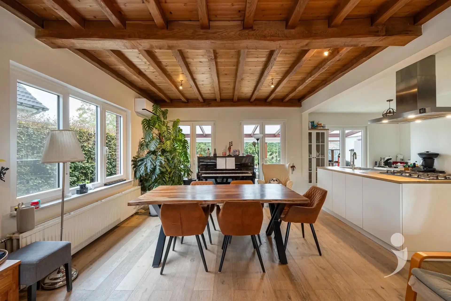 Gerenoveerde bungalow met zwembad in een rustige woonwijk foto 10