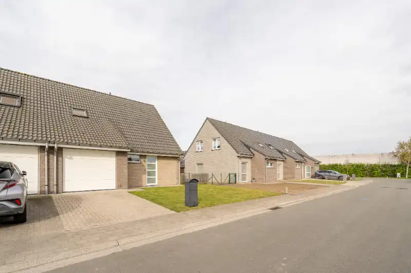 Halfopen bebouwing met praktische indeling in rustige woonwijk foto 2