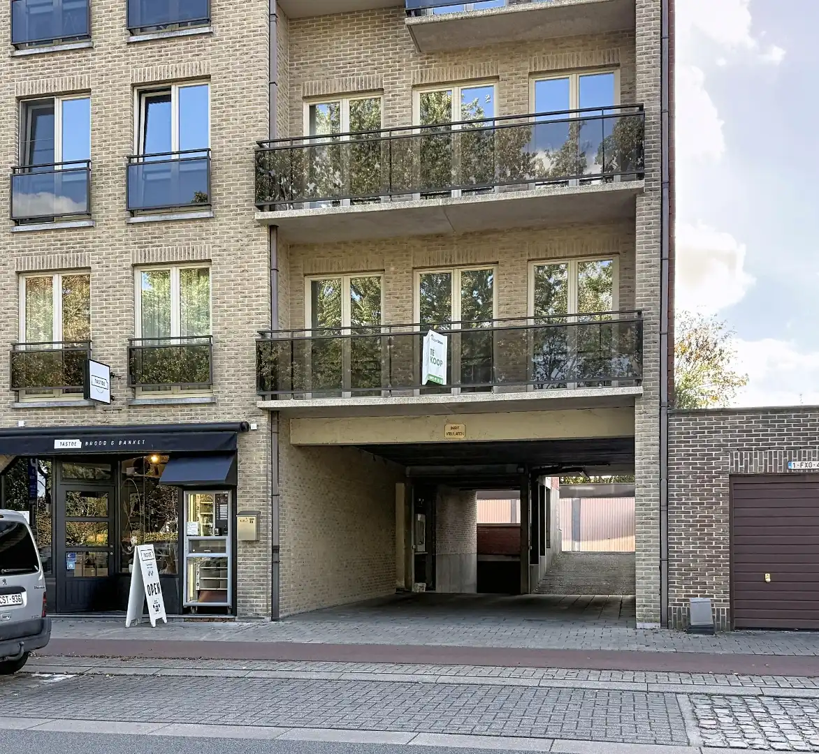 Instapklaar appartement met twee slaapkamers, twee terrassen en garage te Roeselare foto {{pictureIndex}}