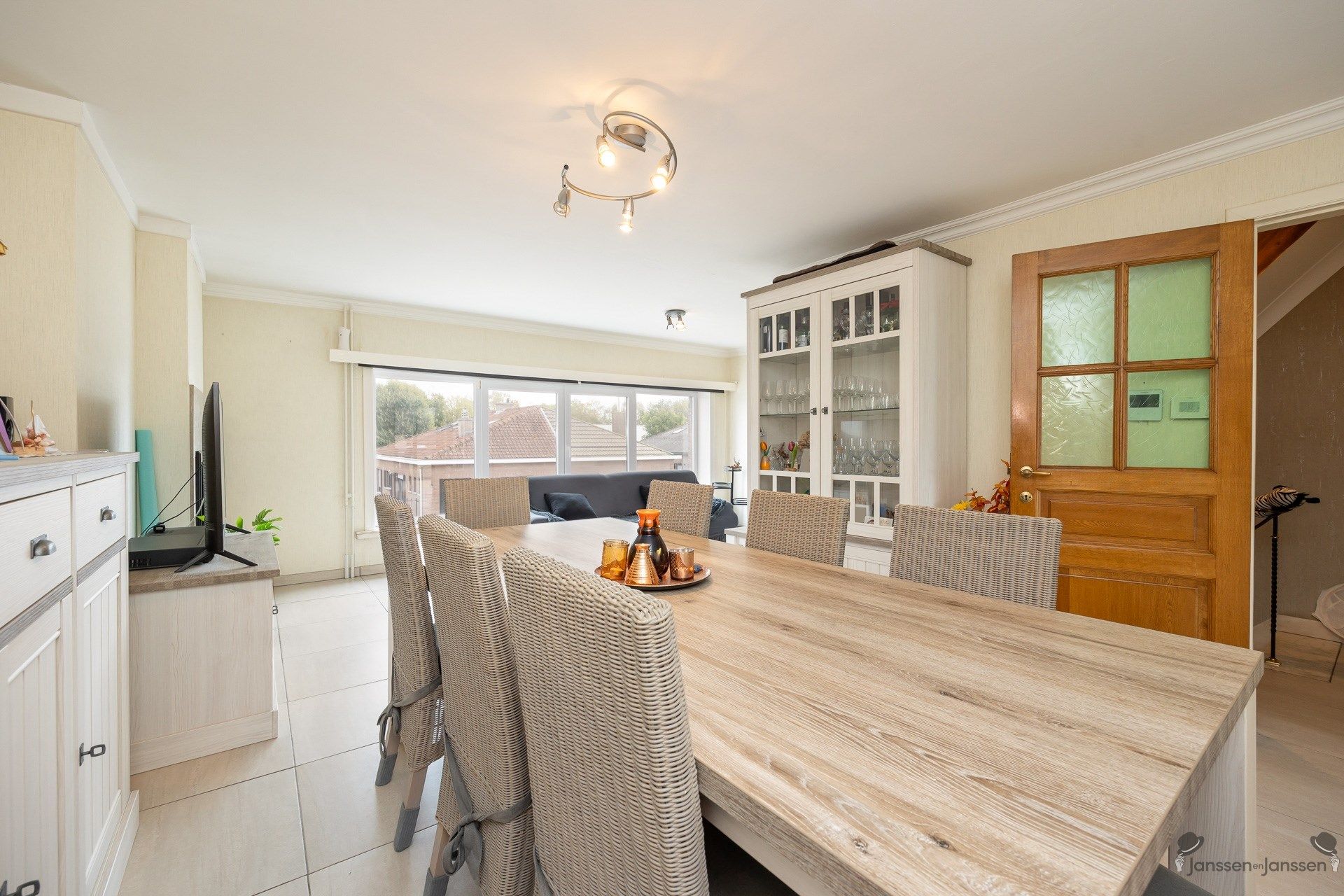 Bel-etage met 3 slaapkamers en ruime tuin foto 6