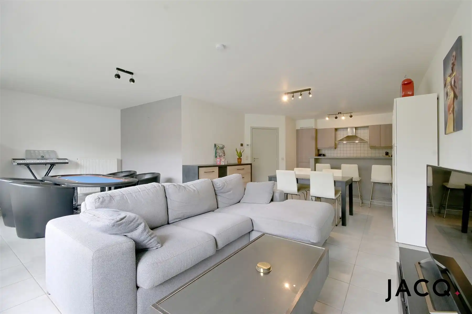 Instapklaar appartement met 2 slaapkamers op toplocatie! foto 2