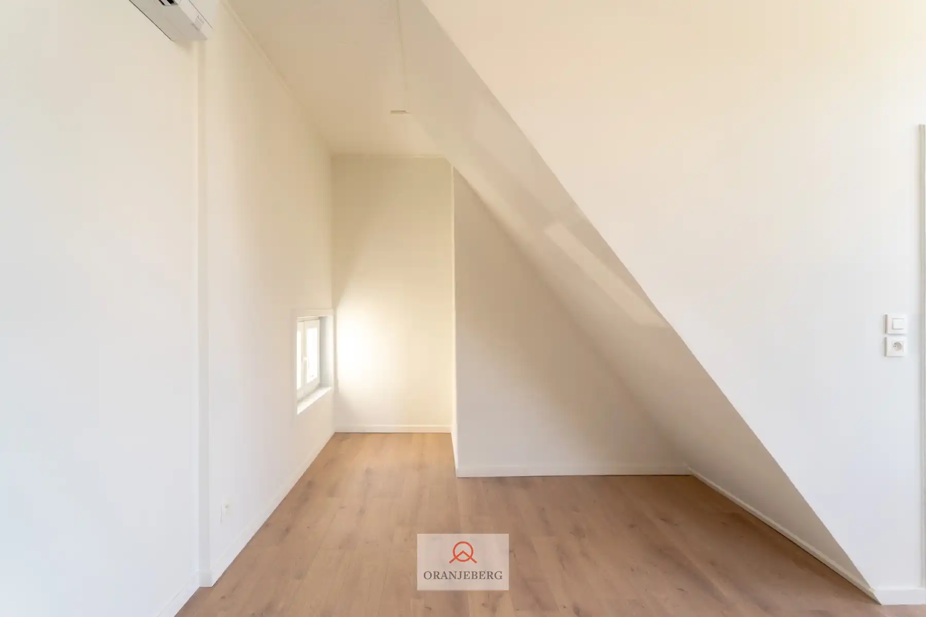 Gerenoveerde lichtrijke hoekwoning aan het water foto 19