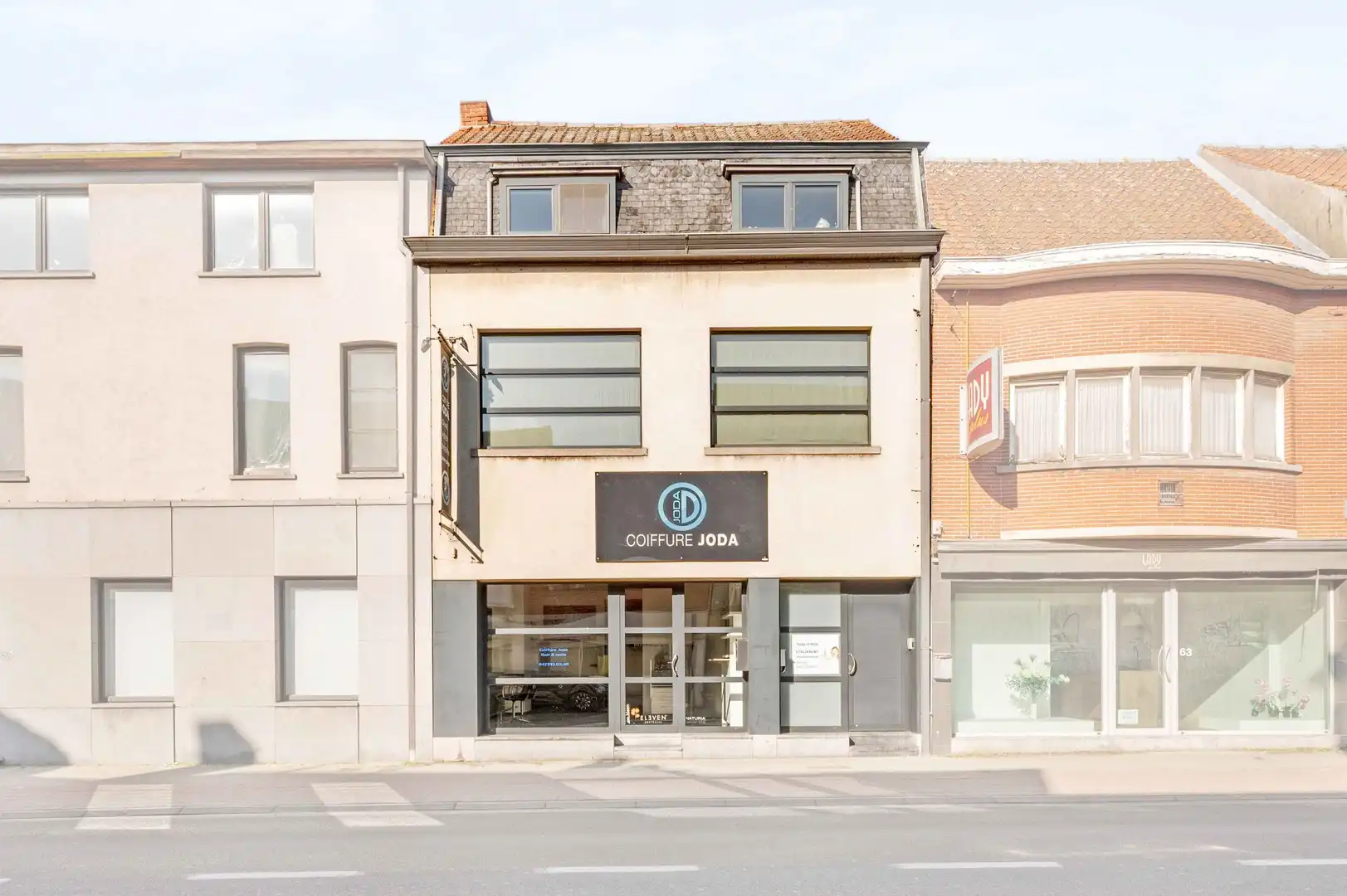 Handelsruimte met ruime woonst met enorme mogelijkheden op een centrale ligging in Harelbeke foto 5