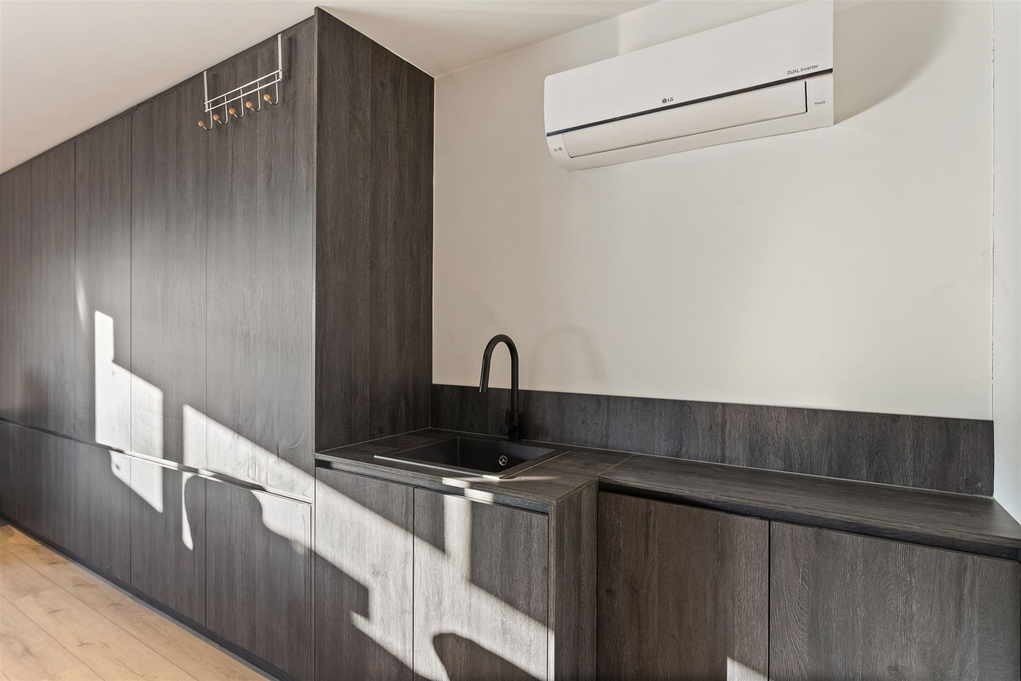 KMO-UNIT VAN 207 M2 MET BUREEL VAN 35M2 OP UITERST CENTRALE EN SNEL TOEGANKELIJKE LOCATIE TE HAM foto 13