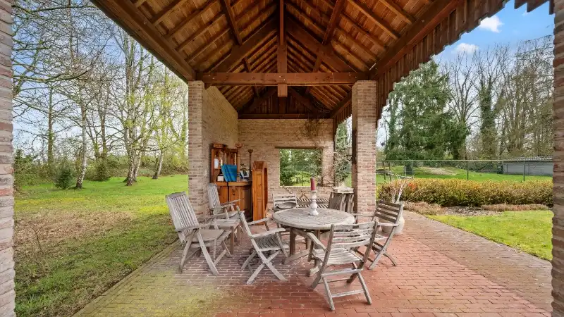 Ruime villa van 336m² op 1 hectare 45 are met vijver foto 33