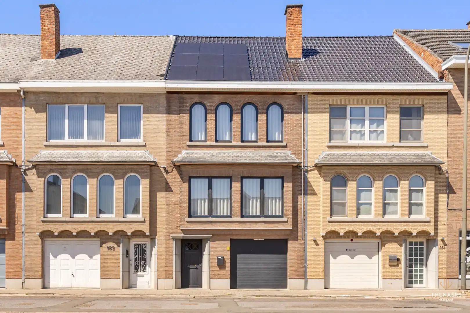 Gerenoveerde bel-etagewoning met garage, stadstuin en 235 m² woonruimte. foto {{pictureIndex}}