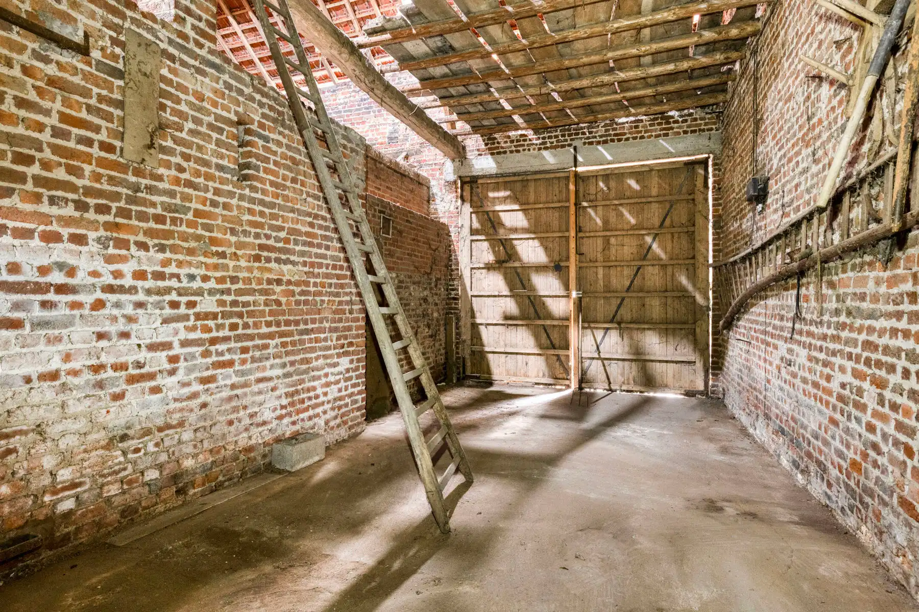 Ruime te renoveren woning met opslagplaats in hartje Gooik foto 24