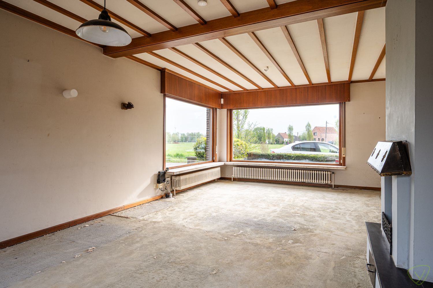 Verrassend ruime te renoveren woning te Oosteeklo! foto 4