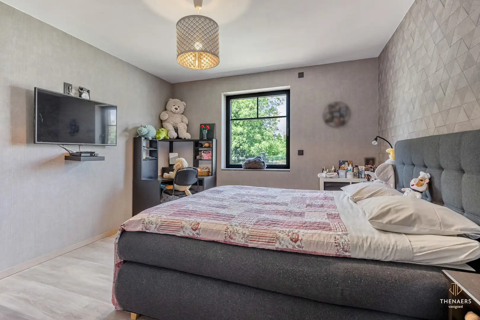 Exclusieve en bijzonder energiezuinige woning met 332 m² woonoppervlakte, vier autostaanplaatsen en verwarmd zwembad. foto 29
