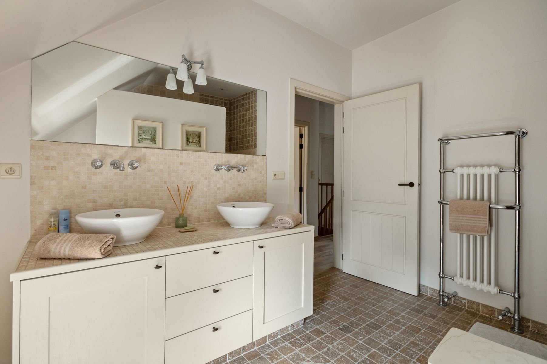 UNIEKE INSTAPKLARE WONING MET ZWEMBAD foto 27