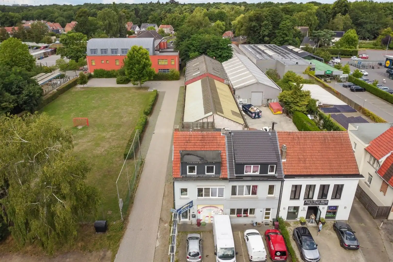 Woning met doorrit en ruime opslag – multifunctioneel eigendom foto 21