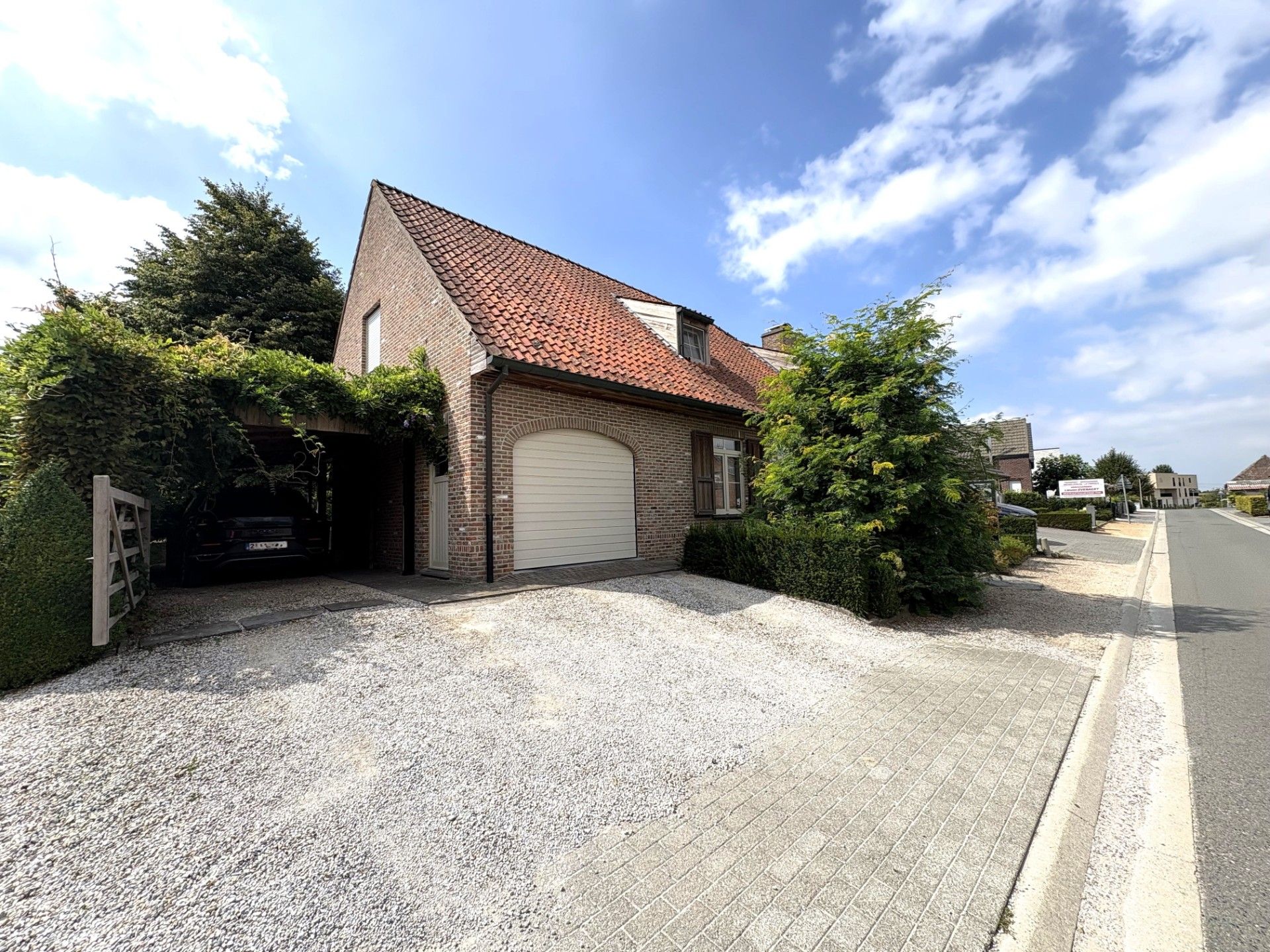 Rustig gelegen, alleenstaande woning met prachtige tuin foto {{pictureIndex}}