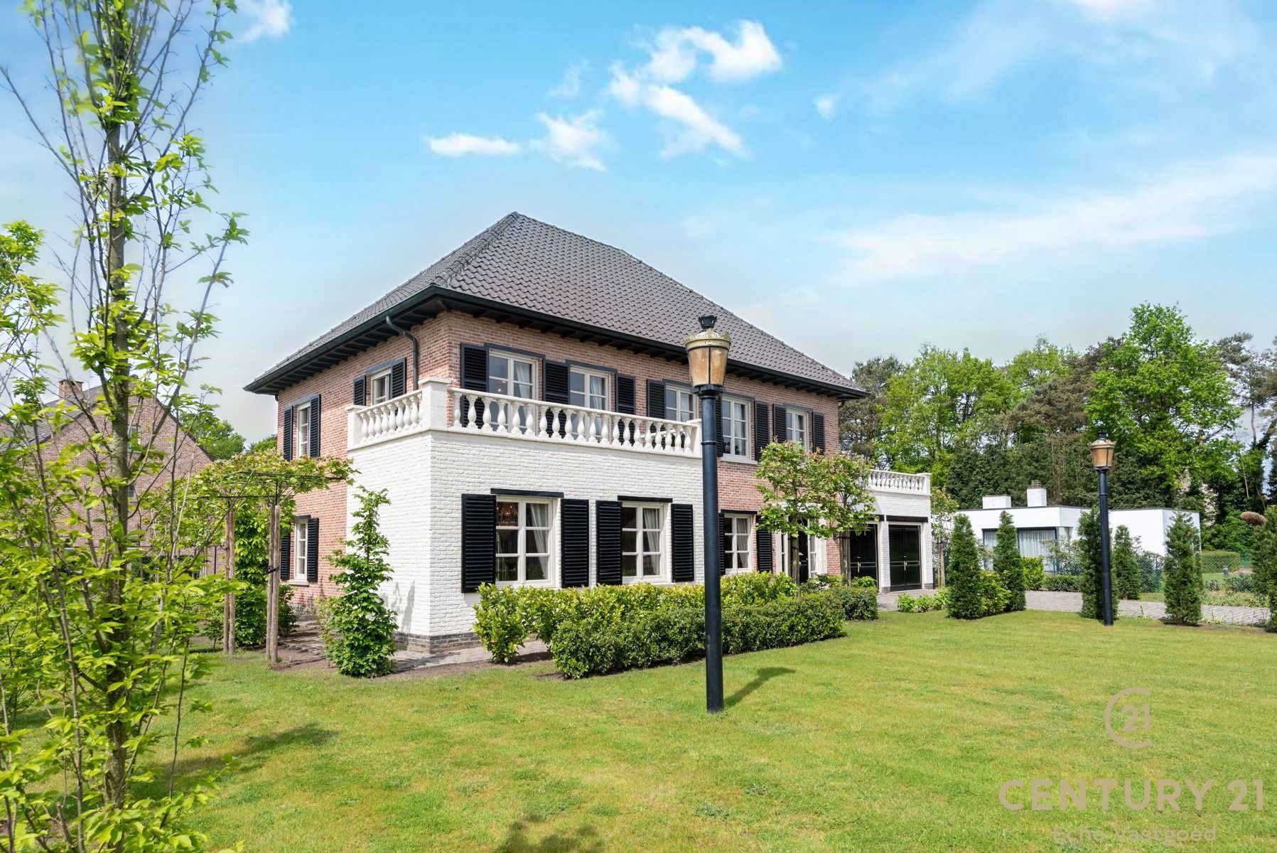 Statige goed onderhouden manoir villa met fraaie tuin   foto {{pictureIndex}}