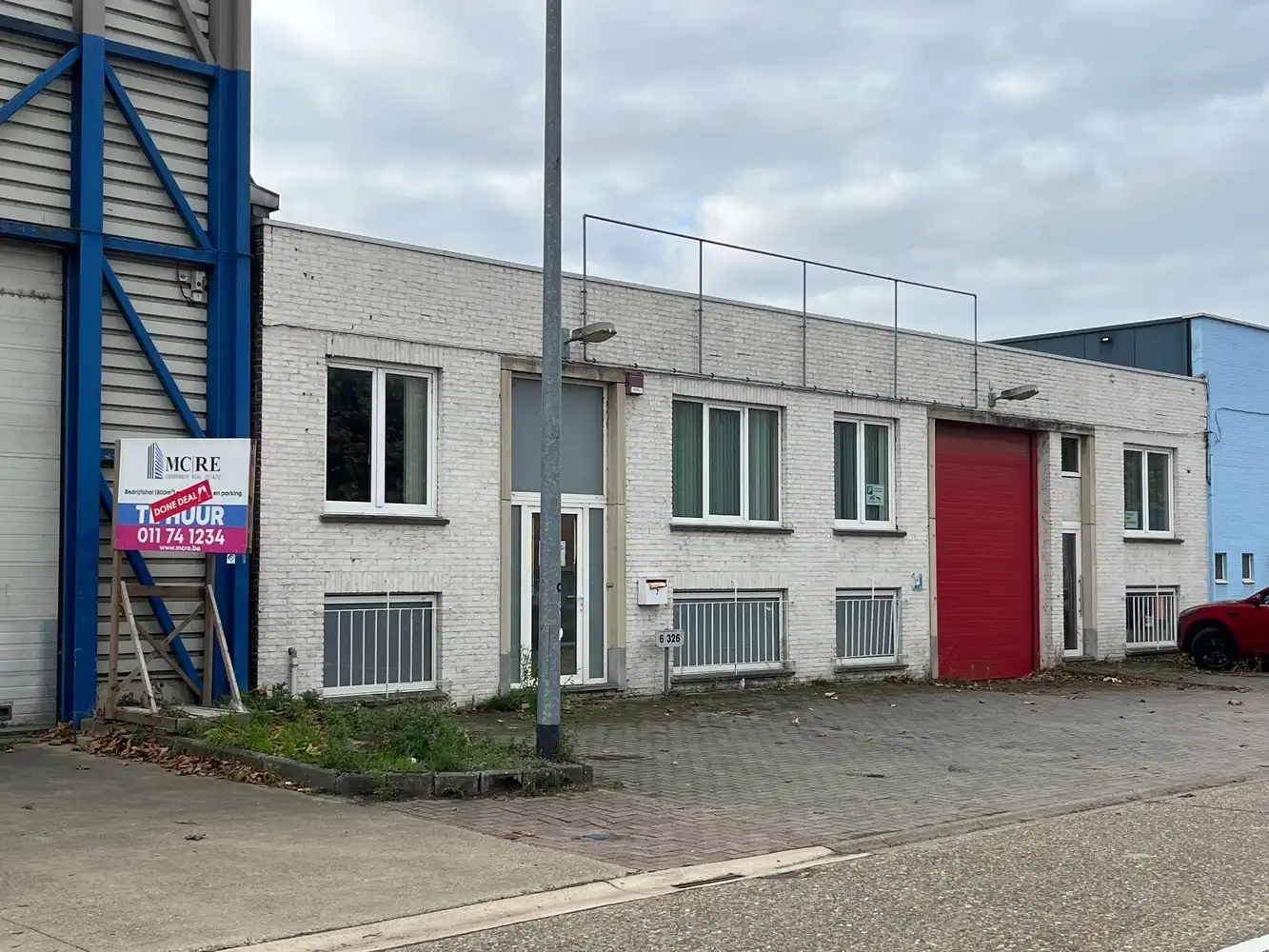 Bedrijfshal met kantoor foto {{pictureIndex}}