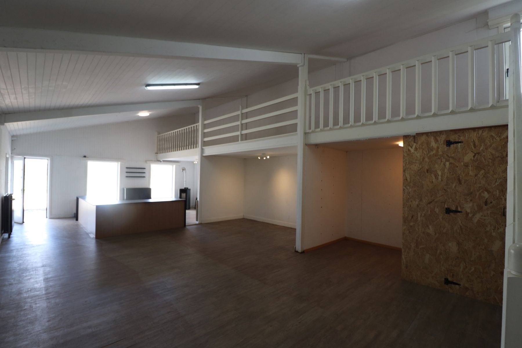 Een werkhuis-opslag-toonzaalruimte links vooraan van 175 m². foto 9
