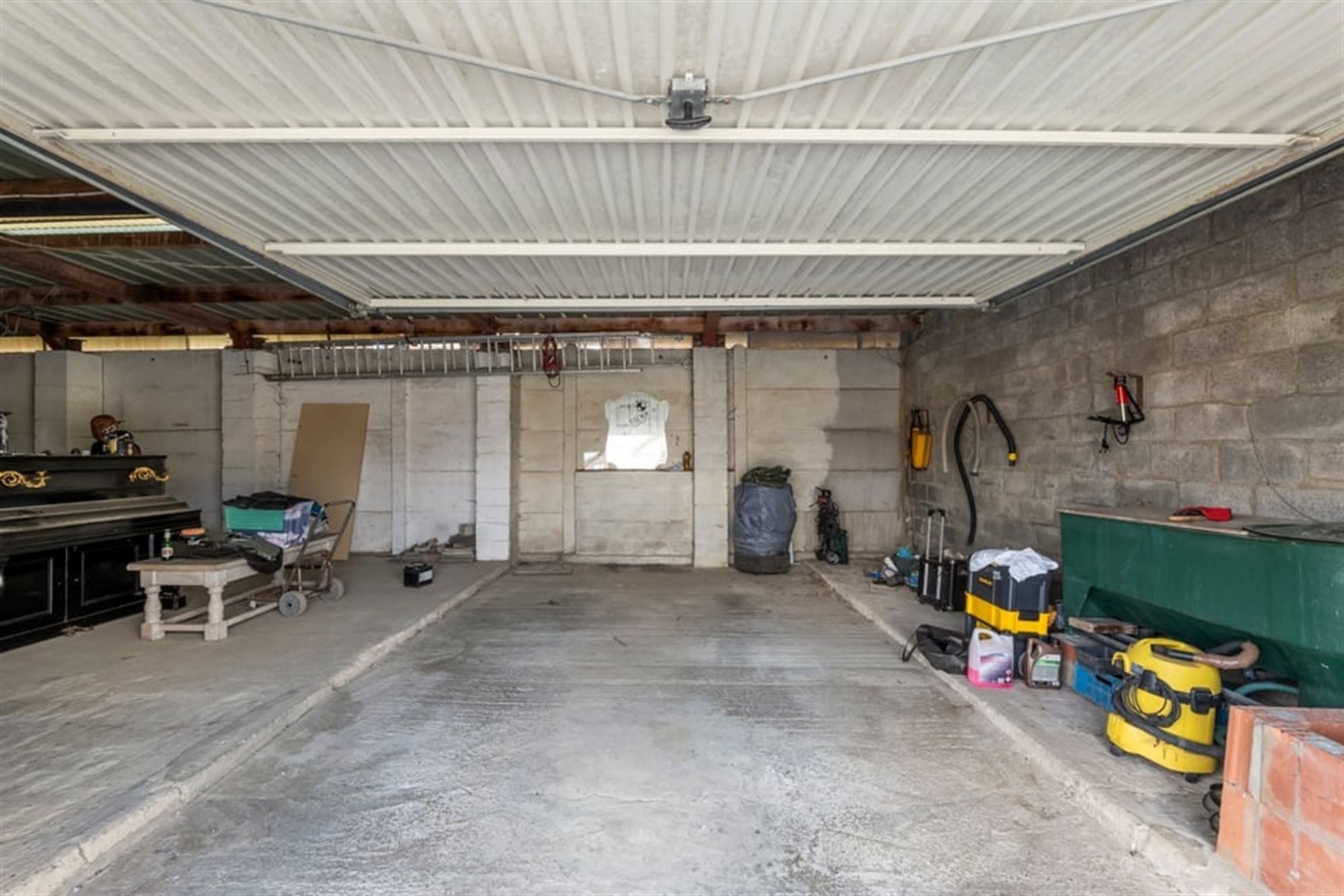 RUIME GEZINSWONIG MET VEEL POTENTIEEL EN EEN RUIME GARAGE IN SINT-TRUIDEN  foto 36