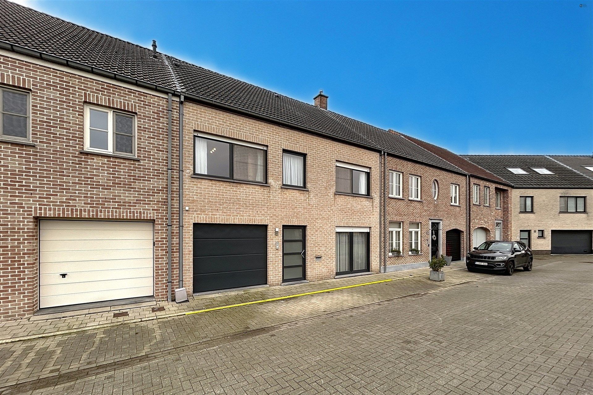 instapklare gezinswoning met 5 slaapkamers en inpandige garage op perceel van 270m² foto {{pictureIndex}}