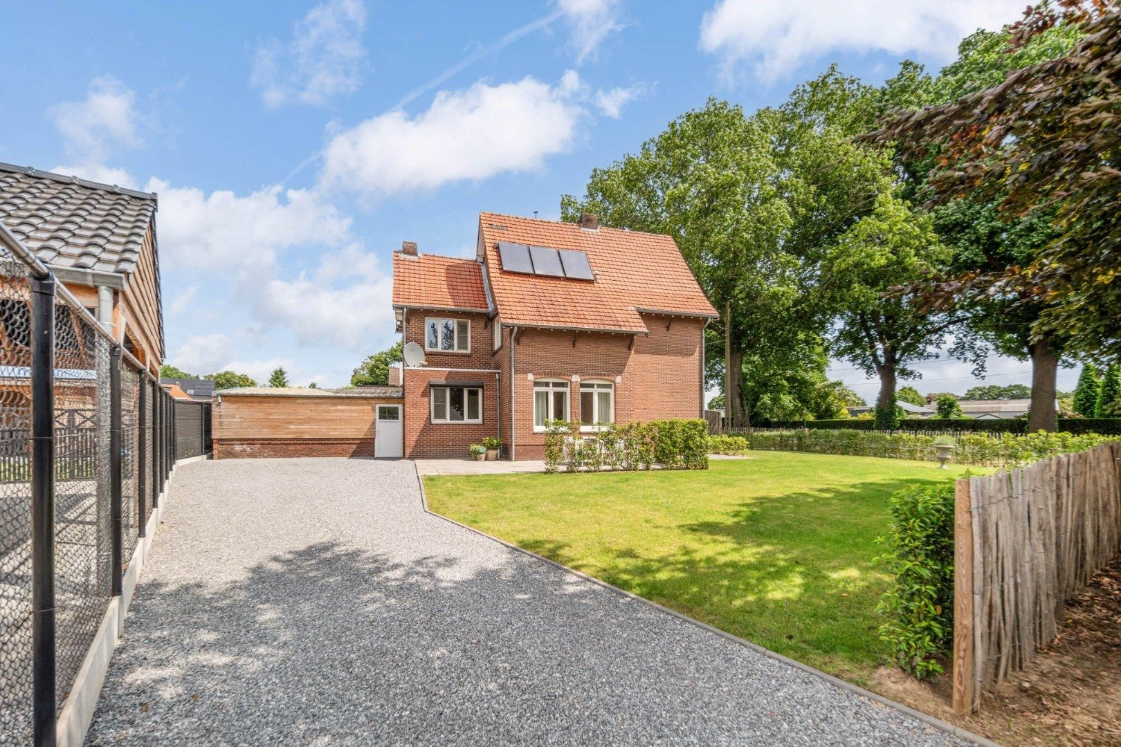 Stijlvol gerenoveerde gezinswoning op een perceel van 5a65ca te Geistingen, een gehucht van Kinrooi!  foto 7