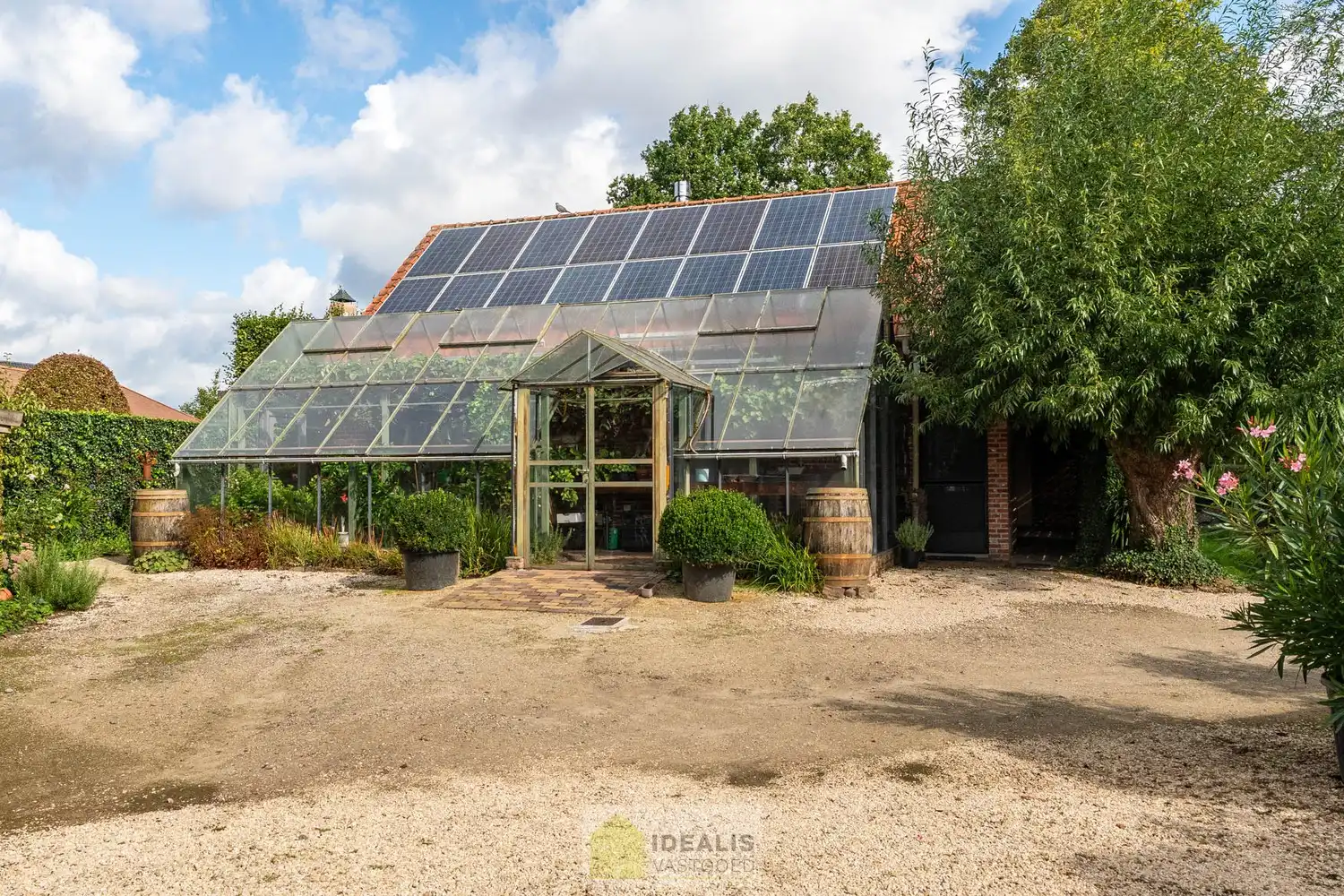 IDYLLISCH GELEGEN BIJZONDERE EIGENDOM BESTAANDE UIT RIANT WOONHUIS, APART BEWOONBAAR BIJGEBOUW EN ATELIER OMGEVEN DOOR EEN SCHITTERD AANGELEGDE TUIN EN WEILAND. Het domein is toegankelijk zowel aan de mooie Urnenveldstraat doch ook via een uitzonderlijk mooie oprijlaan toegankelijk langs de boszijde van het perceel. Deze vrijstaande woning, gebouwd in 1986, beschikt over een sfeervolle leefruimte in vol contact met de tuin en biedt een heerlijke atmosfeer dankzij de centraal geplaatste speksteenkachel. Op de verdieping beschikt de woning over slaapkamers en sanitair. Een absolute meerwaarde is het afzonderlijk volledig ingericht bijhuisje, centraal op het perceel, voorzien van alle woonfaciliteiten. Verder is er de mogelijkheid om wonen/werken te combineren via het knap afgewerkte atelier, met vergezicht op het eigen weiland. Geschikt voor kandidaten op zoek naar een ruime en instapklare parel met een idyllische uitstraling! foto 38