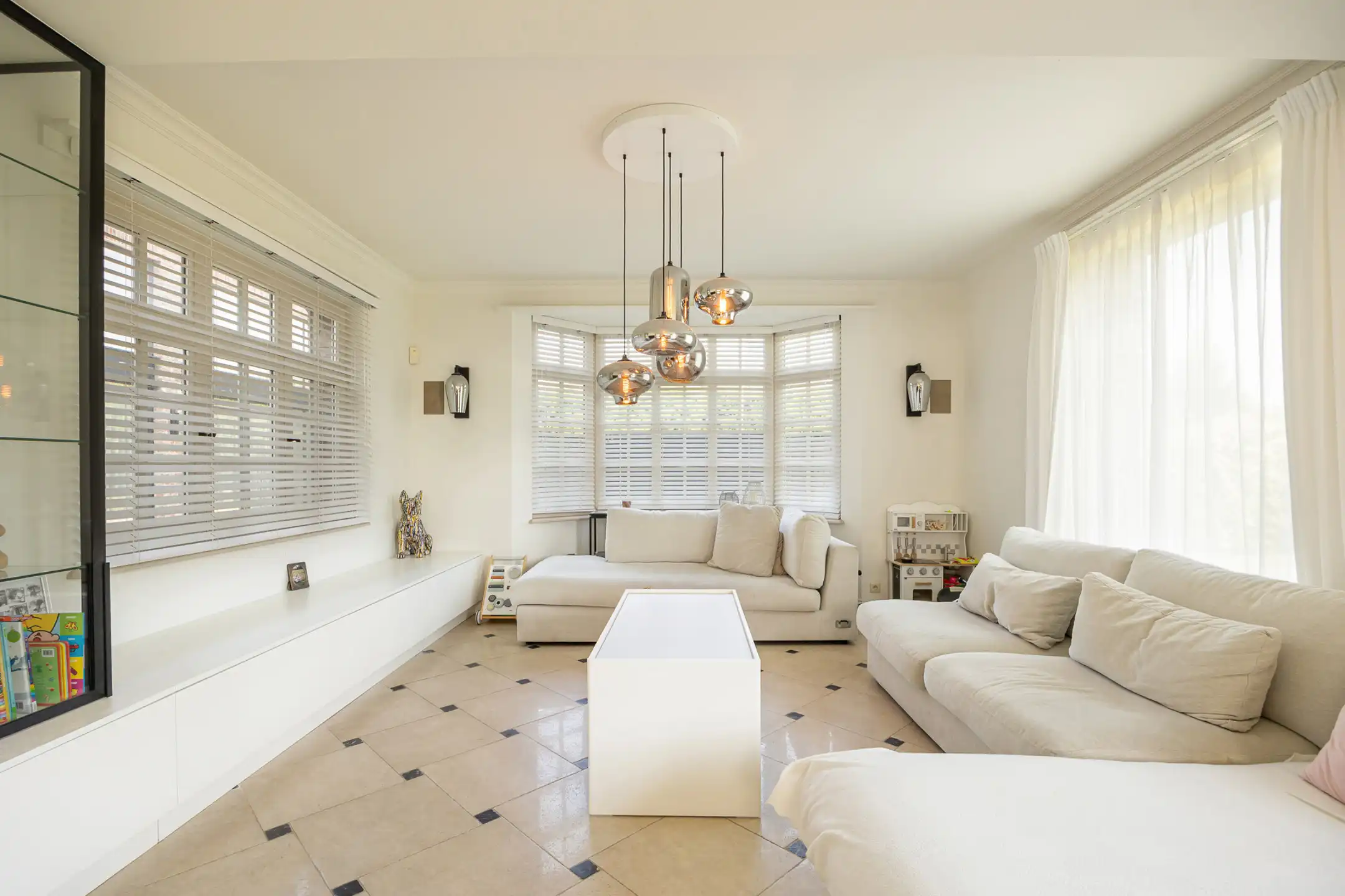 Magazijn met showroom, kantoren en prachtige woning te koop foto 16