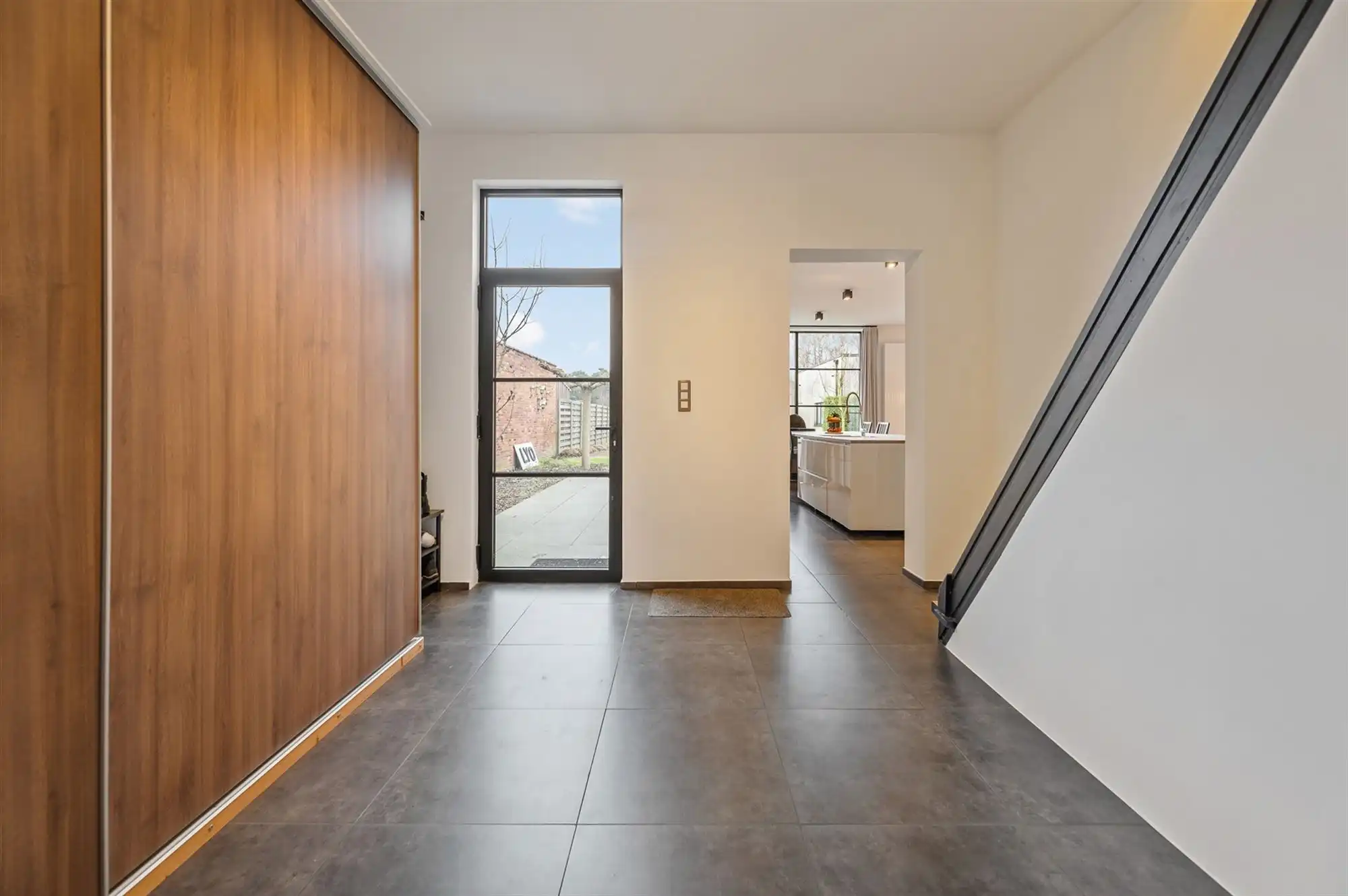 PRACHTIG GERENOVEERDE WONING MET RUIME GARAGE OP IDEALE LIGGING! foto 10